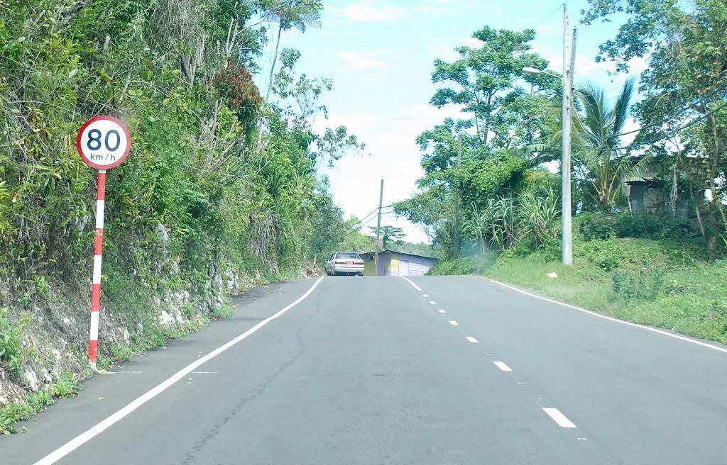 スライゴヴィル付近で撮影された道路・標識の実写真。